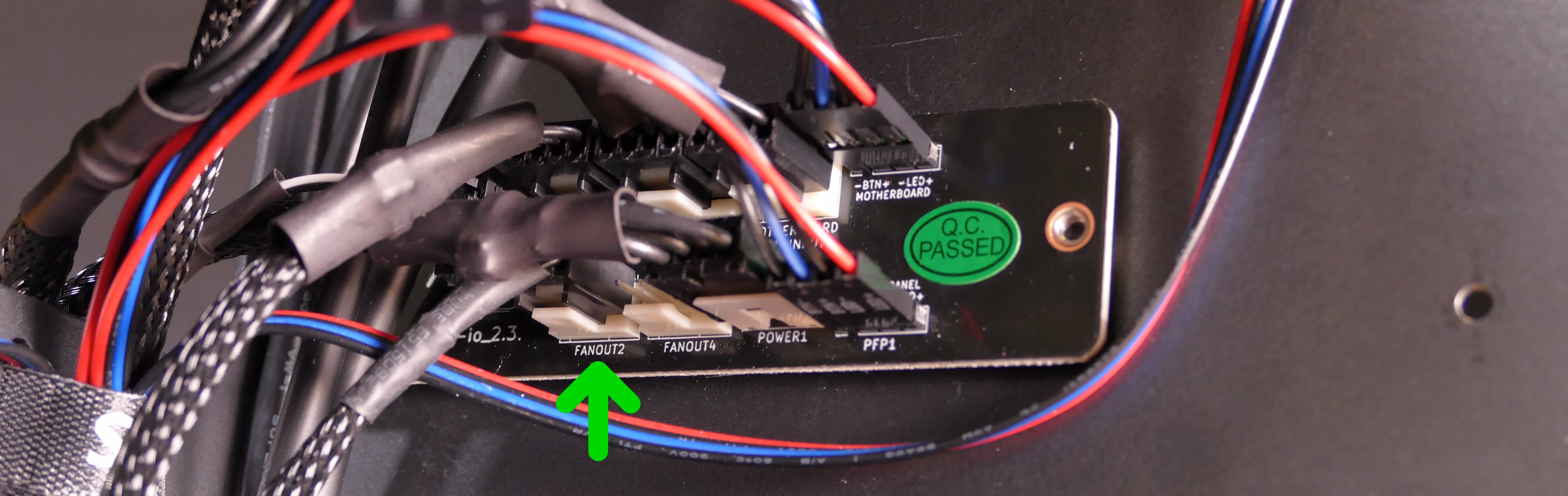 Bottom case fan connector
