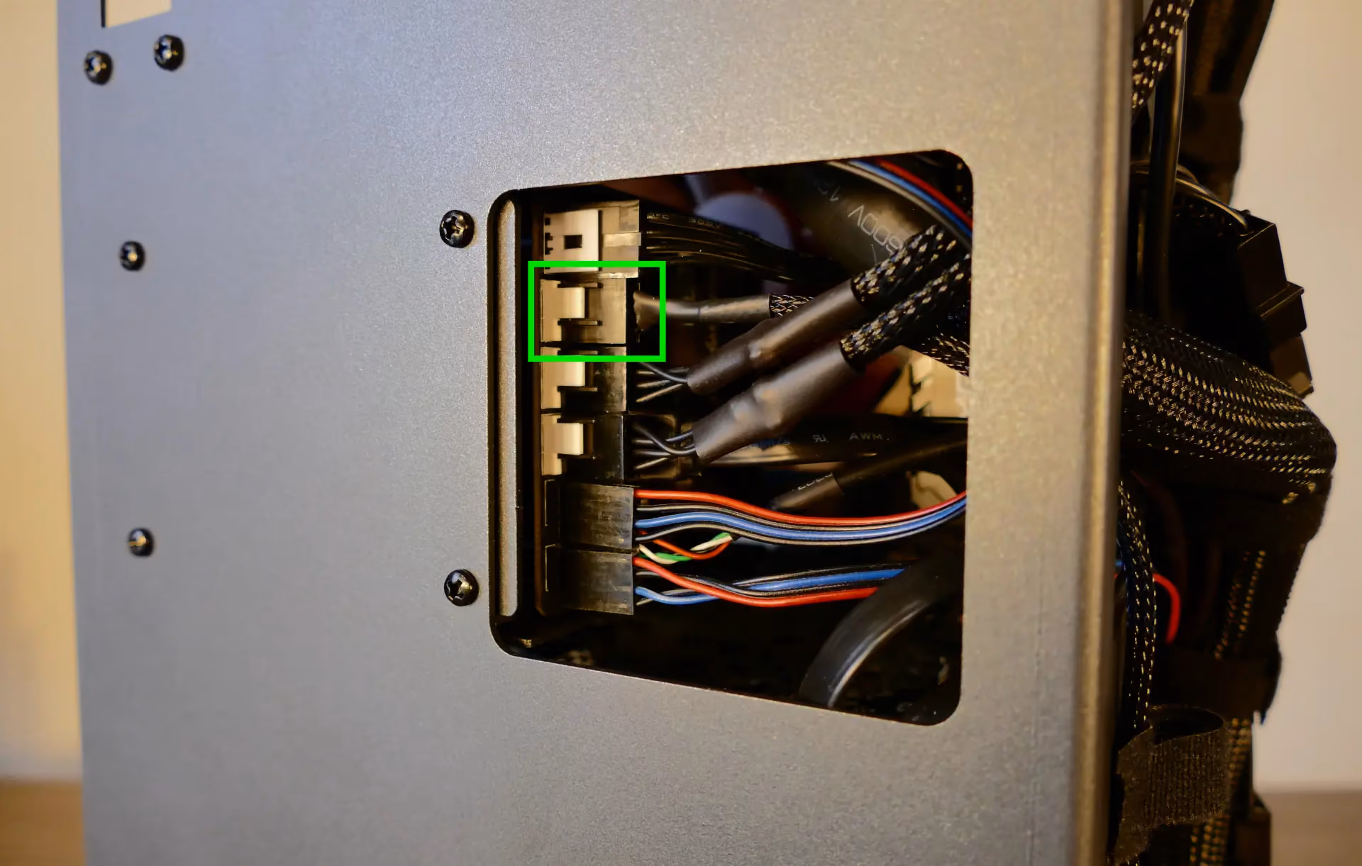 Bottom case fan connector