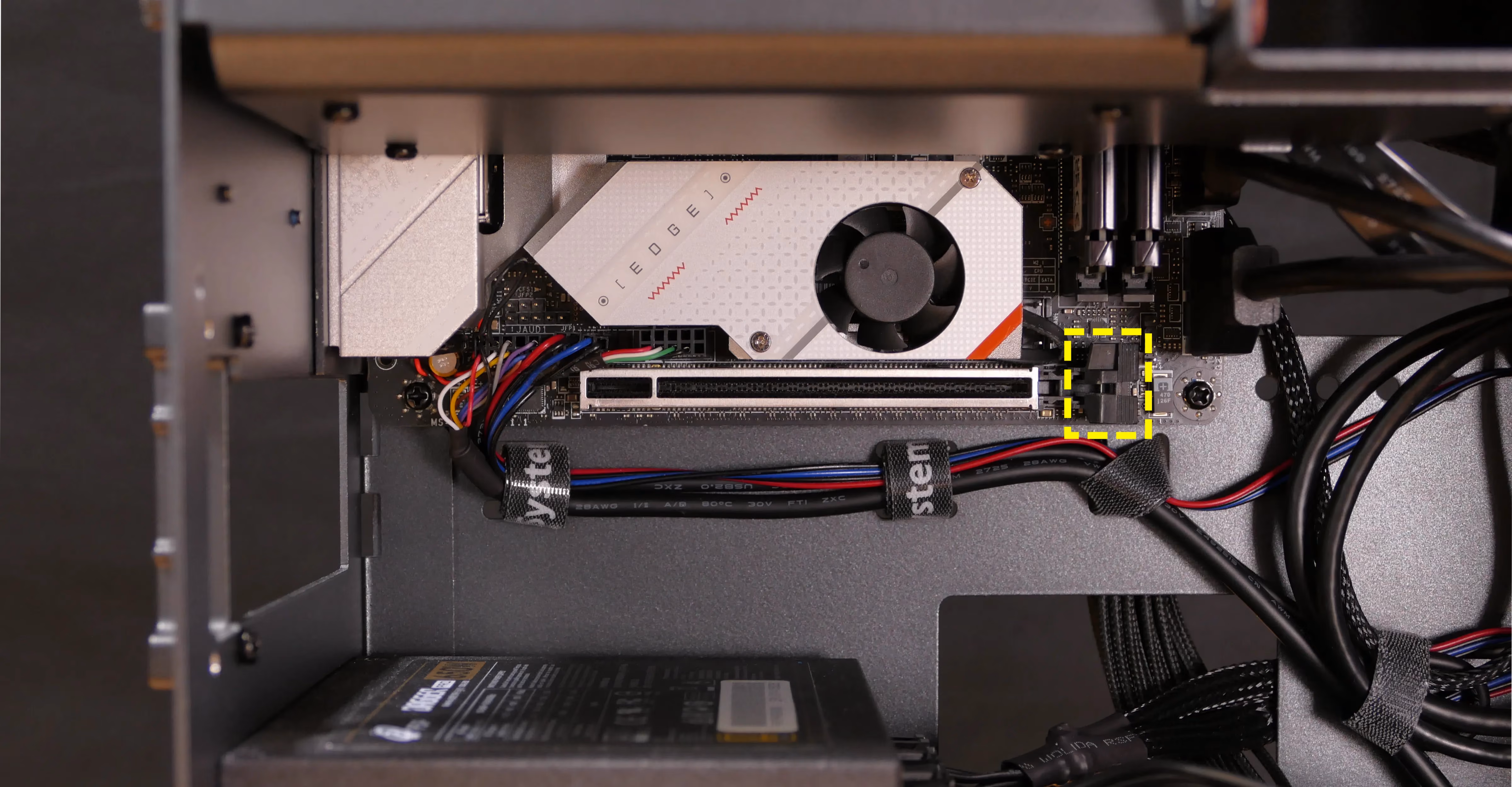 PCIe slot & latch