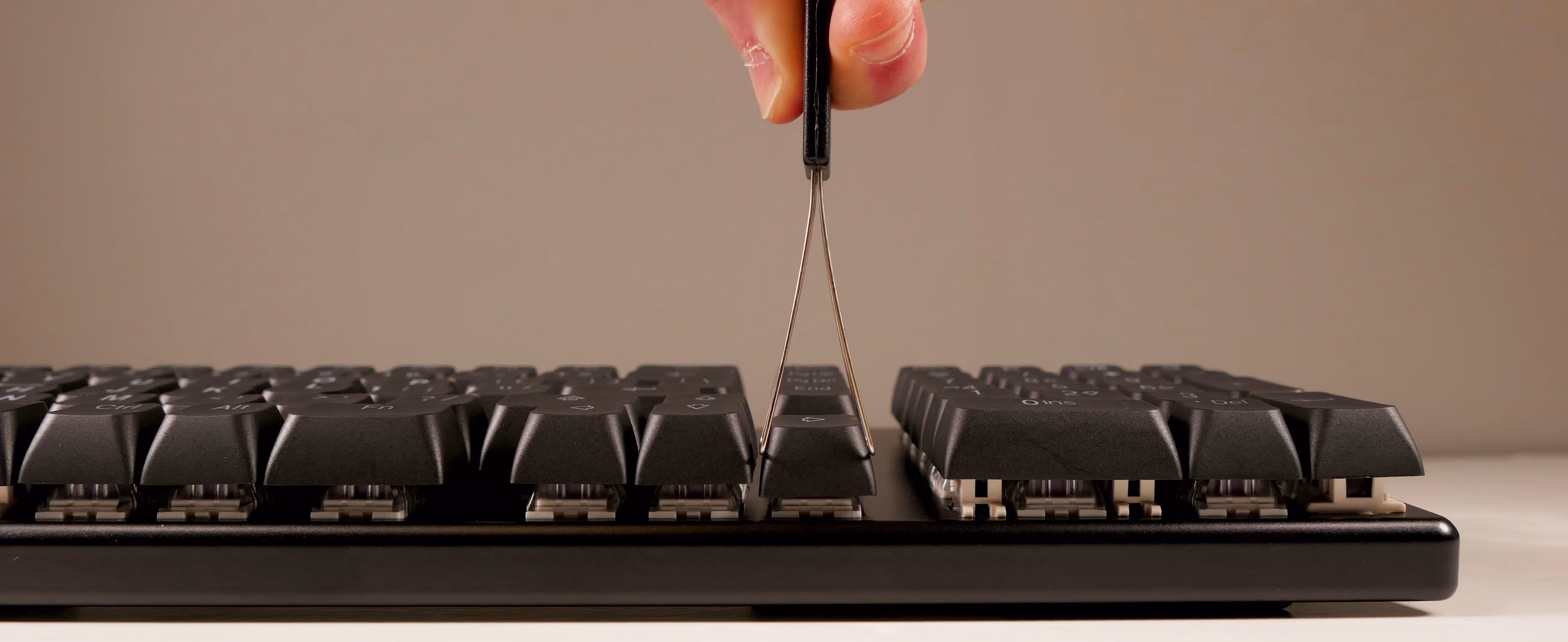 Inserting the keycap puller