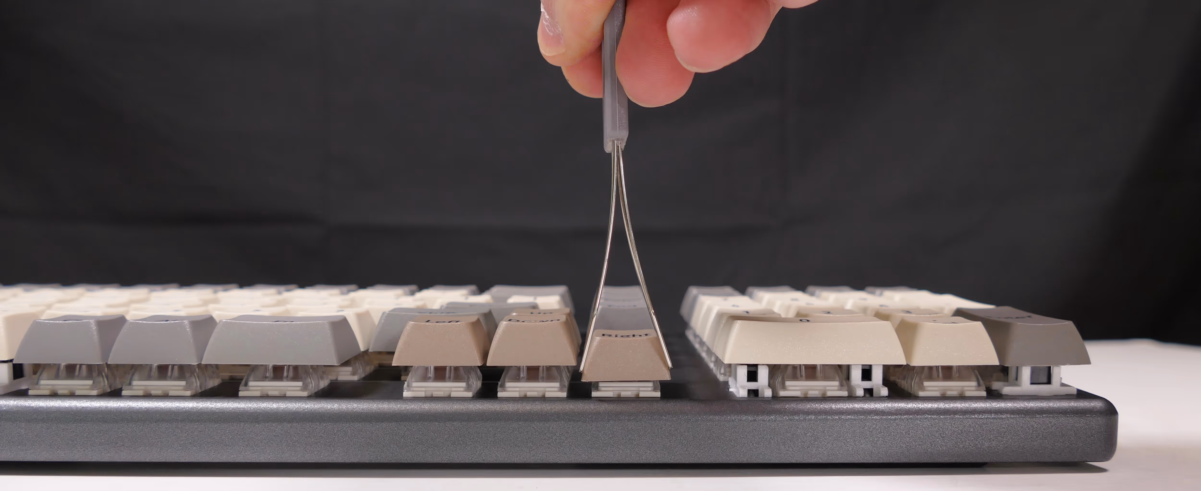 Inserting the keycap puller